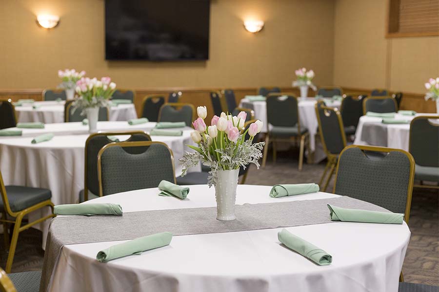 Banquet table with tulip bouquet centerpiece 